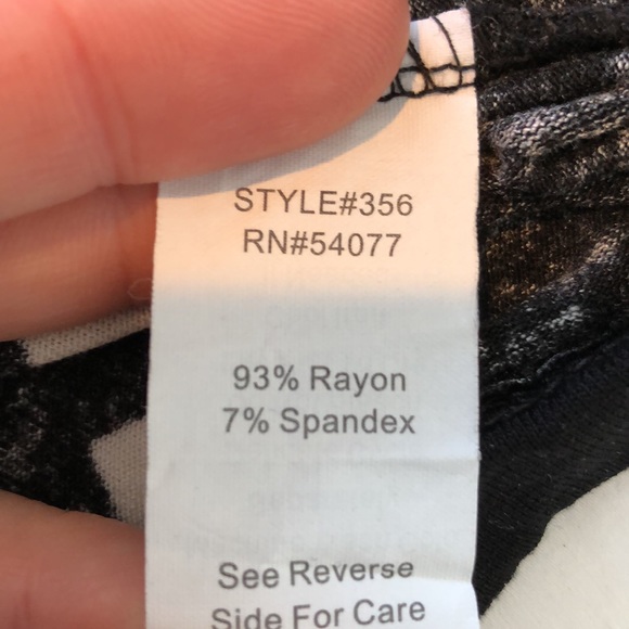 CAbi Geometric Print Sleeveless Top - Picture 6 of 7